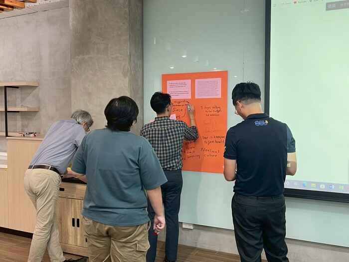 認真討論的教授們