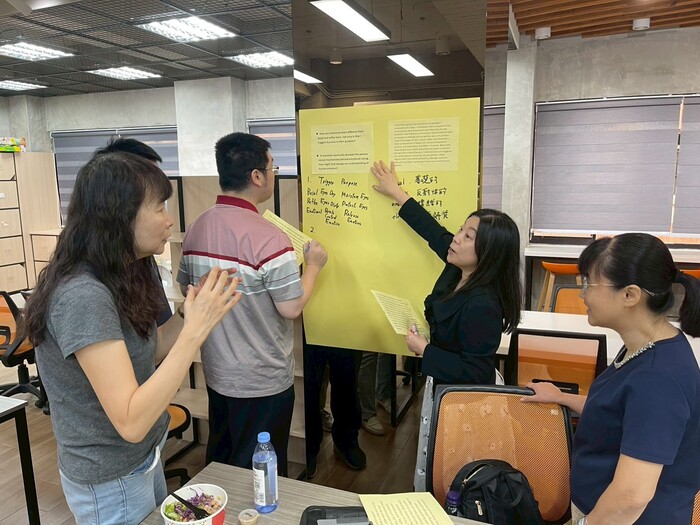 認真討論的教授們